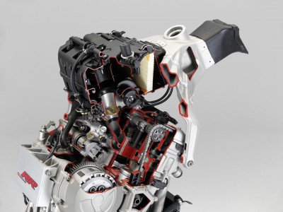 BMW_S_1000_RR_cut-away_engine_12.jpg